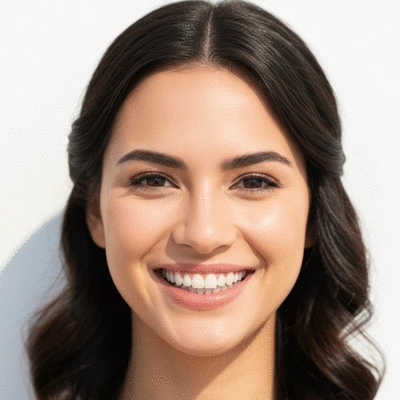 Personne souriante montrant des dents alignées après un traitement orthodontique