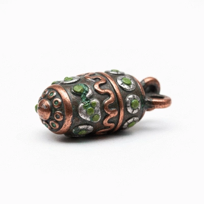 Adulte souriant avec des dents bien alignées après un traitement orthodontique